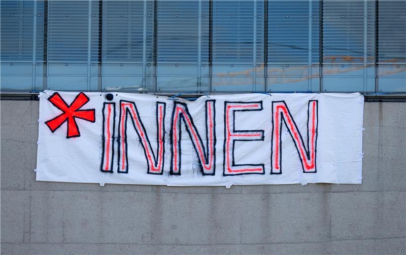 Auf einem Plakat steht ein Gendersternchen und der Zusatz "INNEN".