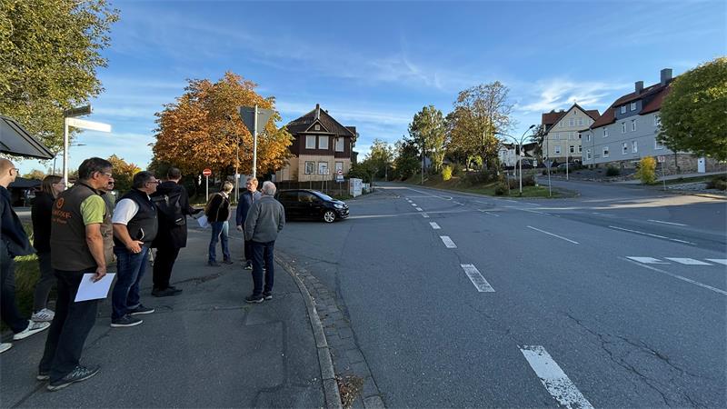 Das Foto zeigt eine Kreuzung und Menschen auf einem Bürgersteig.