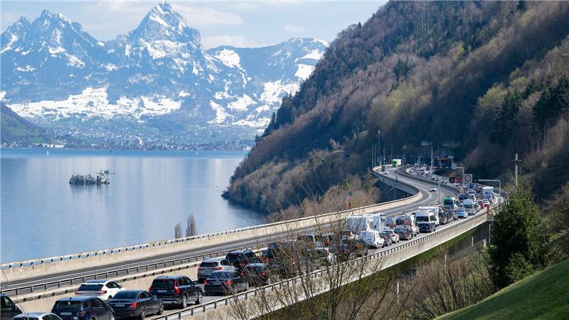 Am Gotthardtunnel ist zu Stoßzeiten stundenlange Geduld nötig. (Archivbild)