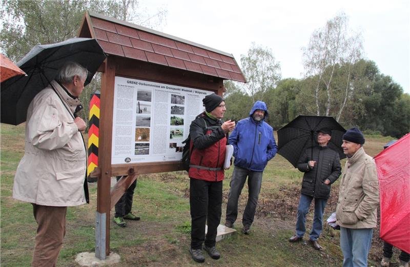 Erinnerungen an die deutsch-deutsche Teilung Am Grendzdenkmal Wülperode berichtet Lothar Engler (Mitte) Historisches. Fotos: Hohaus