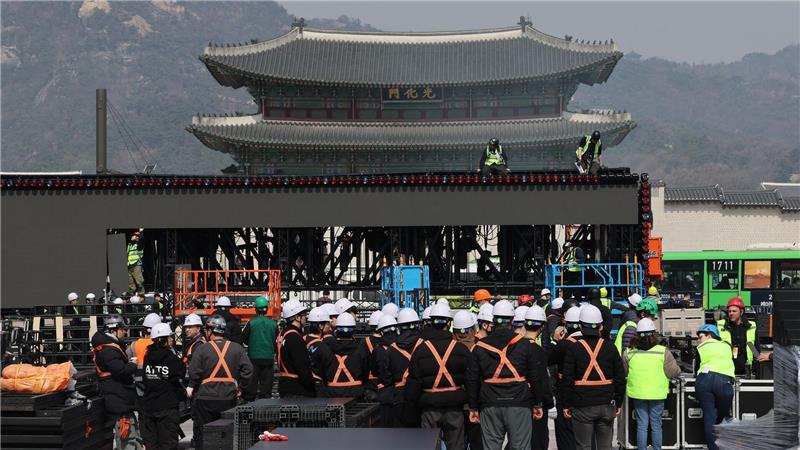 Am Gwanghwamun-Platz in Seoul wird die Band BTS ihr Comeback-Konzert geben. Es wird weltweit via Netflix übertragen.