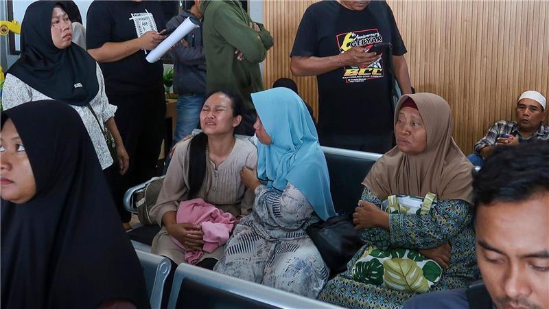 Fähre sinkt vor Bali: Dutzende Menschen im Meer vermisst Am Hafen auf Java warteten viele Menschen auf Informationen.