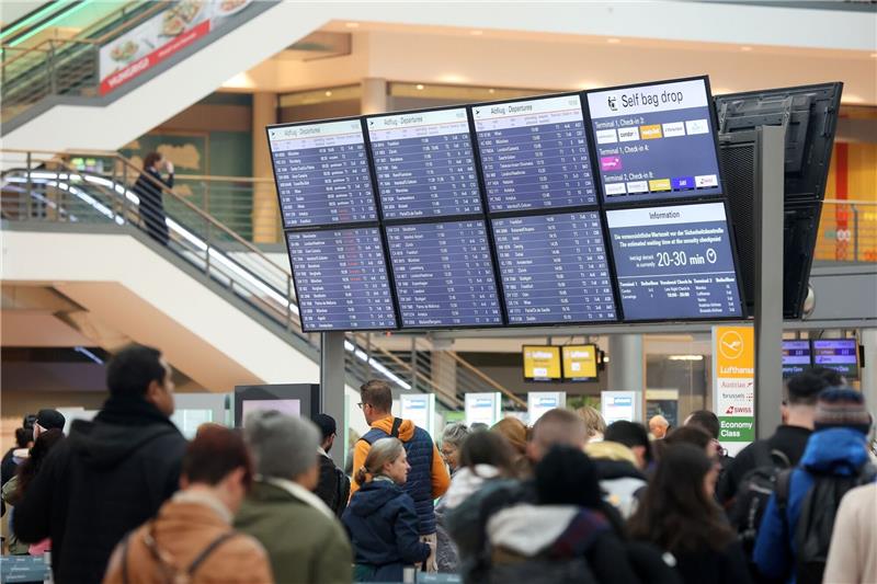 Flugverkehr am Hamburger Flughafen wie geplant aufgenommen Am Hamburger Flughafen kehrt langsam wieder Normalität ein.