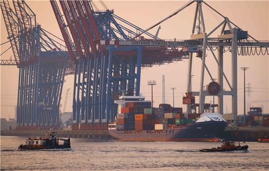 Am Hamburger Hafen werden verschiedene Güter umgeschlagen. Die deutsche Wirtschaft ist schwach ins neue Jahr gestartet.