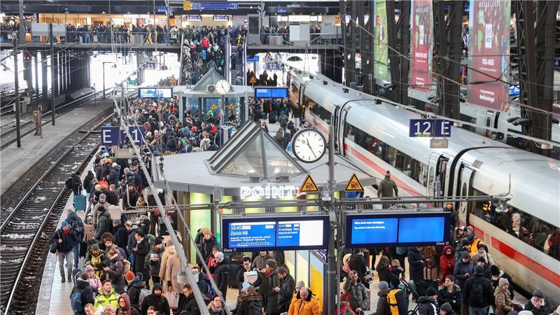 Am Hamburger Hauptbahnhof strandeten infolge der Ausfälle Tausende Fahrgäste. (Archivbild)