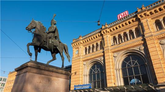 Am Hauptbahnhof Hannover gilt vom 1. Mai an ein Alkoholkonsumverbot. (Symbolbild)