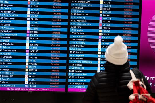 Am Hauptstadtflughafen Berlin-Brandenburg BER sind wegen des Warnstreiks des Sicherheitspersonals rund 200 Abflüge gestrichen worden.