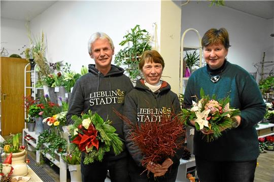 Am Heiligen Abend ist Schluss im Blumenladen in Goslars Mauerstraße. Reinhard und Brunhild Cebulla (von links) gehen in den Ruhestand und machen nach Weihnachten nur noch Ausverkauf. Mitarbeiterin Sabine Riedel (rechts) kam vor vier Jahren von Blumen Meyer dazu und macht im Januar bei Elberg weiter – man kennt sich in der Branche. Fotos: Kempfer
