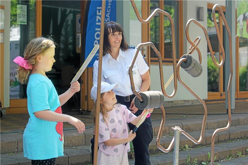 Tag der Verkehrssicherheit: Polizei kümmert sich um Nachwuchs Am „Heißen Draht“ können sich Kinder in Geduld und Konzentration üben, die sie auch auf dem Weg zur Schule im Straßenverkehr aufbringen sollten.
