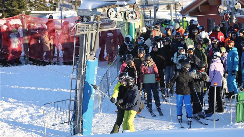 Winterwetter sorgt am Wochenende für Ansturm im Oberharz Am Hexenritt in Braunlage sind am Wochenende auch zwei Skipisten geöffnet, am Lift herrscht reger Andrang.