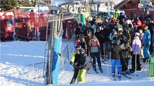 Am Hexenritt in Braunlage sind am Wochenende auch zwei Skipisten geöffnet, am Lift herrscht reger Andrang.