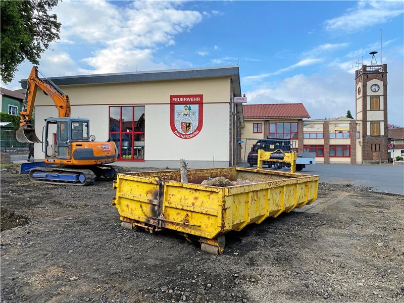 Am Holzhof wird bereits gebaut. Im besten Fall könnte der Feuerwehranbau noch dieses Jahr fertig werden, was allerdings als eher unwahrscheinlich gilt. Foto: Schlegel