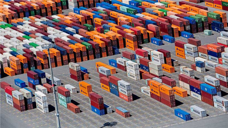 Niedersachsens Unternehmen bangen wegen US-Zöllen Am Jade-Weser-Port stapeln sich die Container, doch viele Firmen blicken unsicher auf ihr US-Geschäft. (Archivbild)