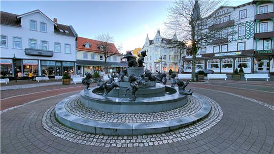 Am Jungbrunnen wird ein Fest gefeiert. 
