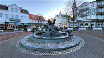 Am Jungbrunnen wird ein Fest gefeiert. 
