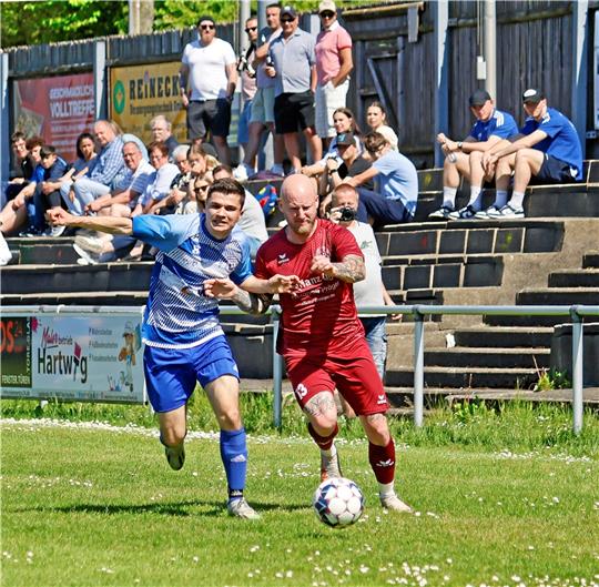Am Kampfgeist liegt es nicht. Harlingerode, hier Garret Rindermann (r.), halten lange gegen den Aufsteiger und jetzigen Meister Union Salzgitter dagegen.  Foto: Epping