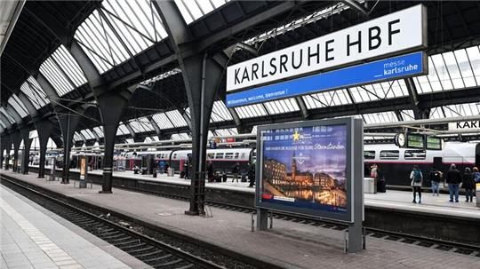 Am Karlsruher Hauptbahnhof kam es am Freitagabend zu einem Messerangriff. (Symbolbild)