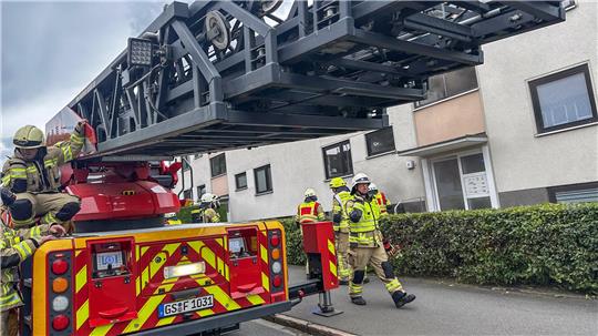 Am Kattenberg kämpft die Feuerwehr gegen einen Kellerbrand.
