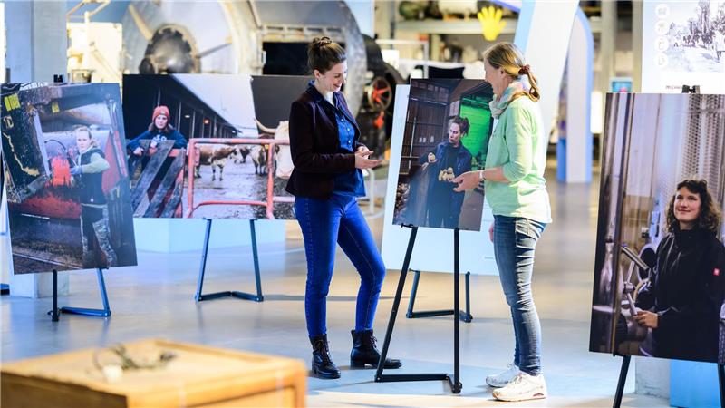 Am Kiekeberg ist eine Foto-Galerie zu Frauen in der Landwirtschaft zu sehen. 