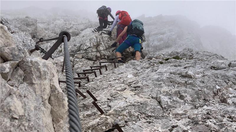 Am Klettersteig gehören festes Schuhwerk, Helm, Gurt und Klettersteigset zur Ausrüstung.  