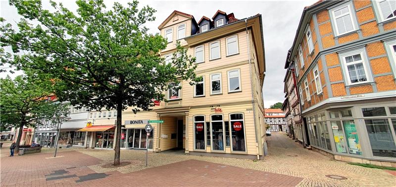 Ex-Chemielehrer führt jetzt als Zimmermann durch die Altstadt Am Kornmarkt finden Betrachter ein Beispiel für die Harzer Querverbrettung. Foto: Kulke