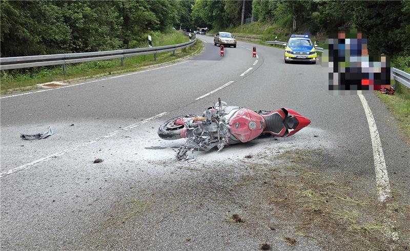 Schwerer Unfall auf B241: Motorradfahrer prallt gegen Schutzplanke Am Krad entstand laut Polizei ein Totalschaden von etwa 15.000 Euro.