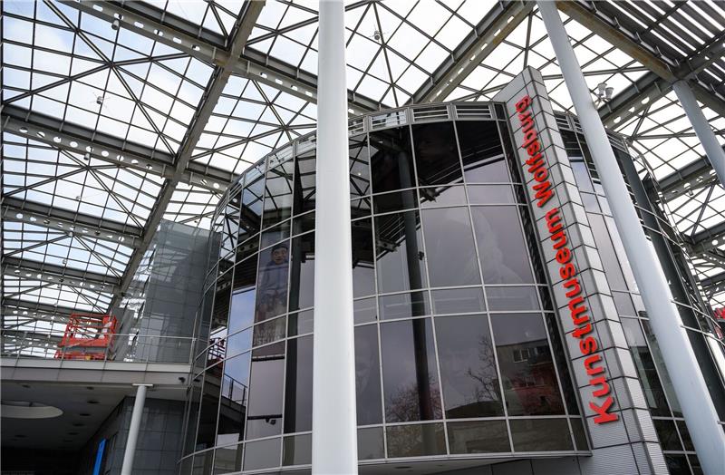 Kunstmuseum Wolfsburg feiert 30-jähriges Bestehen Am Kunstmuseum Wolfsburg hängt der Schriftzug des Museums.
