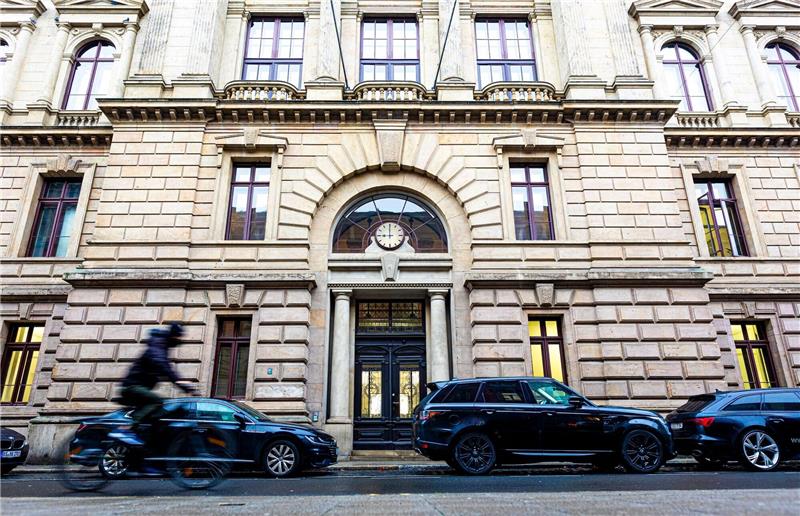 Getötete 15-Jährige: Mitschüler wegen Mordes verurteilt Am Landgericht Braunschweig ist der Angeklagte wegen Mordes zu einer Jugendfreiheitsstrafe von acht Jahren verurteilt worden.
