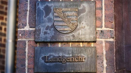 Am Landgericht Chemnitz steht ab Montag ein Quartett aus dem Rotlichtmilieu vor Gericht. Die Frau und ihre drei Komplizen sollen Vietnamesinnen eingeschleust und in Deutschland zum Sex angeboten haben. (Symbolbild)