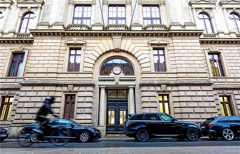 Am Landgericht beginnt am 13. April der Prozess gegen einen 23-Jährigen – unter anderem wegen des Verdachts der räuberischen Erpressung. Foto: Moritz Frankenberg/dpa