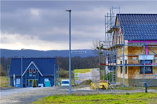 Am Liethberg IV sollen nach diversen Verzögerungen diese Woche noch die Laternen angehen. Dann können Häuslebauer auch nach Einbruch der Dunkelheit ohne Taschenlampen auf ihren Baustellen etwas sehen. Foto: Epping