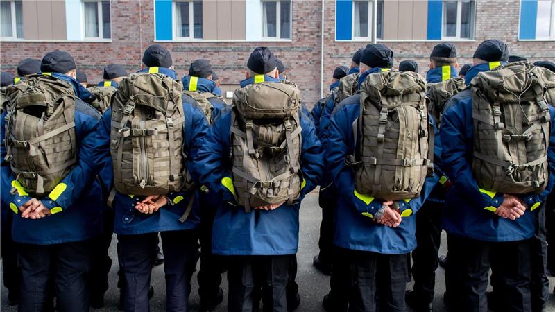 Eintauchen in die Truppe - Marine-Rekruten treten Dienst an Am Marinestützpunkt in Wilhelmshaven werden seit Kurzem wieder Rekrutinnen und Rekruten ausgebildet - insgesamt sind es 90.