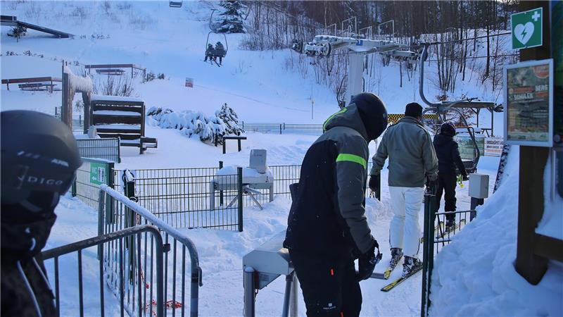 Das Foto zeigt Skifahrer, die vor dem Sessellift am Matthias-Schmidt-Berg in St. Andreasberg warten.