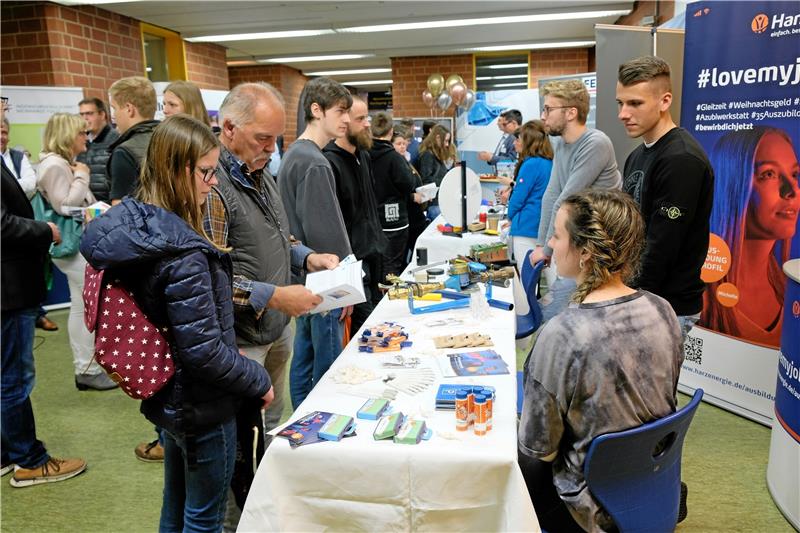 „Tschüss Schule“ in Goslar: 100 Aussteller werben um Nachwuchs Am Messetag haben Jugendliche und ihre Familien die Gelegenheit, mit Vertretern von mehr als 100 Unternehmen, Hochschulen, Akademien und weiteren Institutionen ins Gespräch zu kommen. Foto: Landkreis Goslar