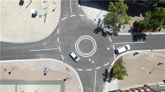 Am Mini-Kreisel zwischen Kronenplatz und Adolph-Roemer-Straße gibt es keine Fußgängerüberwege.