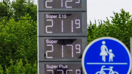 Am Mittag lagen beide Kraftstoffe deutlich über 2 Euro. Der Tagesdurchschnittswert fiel wie üblich deutlich tiefer aus. 