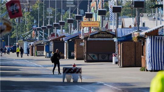 Am Mittwoch blieb die Wiesn lange leer - der Gastgewerbeverband Dehoga bringt nun einen Extra-Tag ins Spiel.