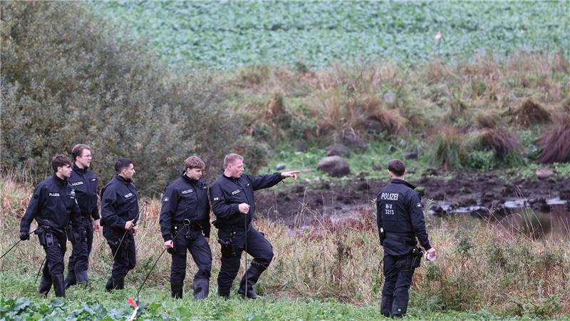 Obduktion: Totes Kind wurde Opfer von Gewaltverbrechen Am Mittwoch hatten Polizisten vor allem das Umfeld eines Tümpels penibel abgesucht.