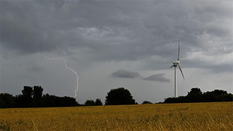 Am Mittwoch sind in Niedersachsen und Bremen auch Gewitter möglich. (Symbolbild)