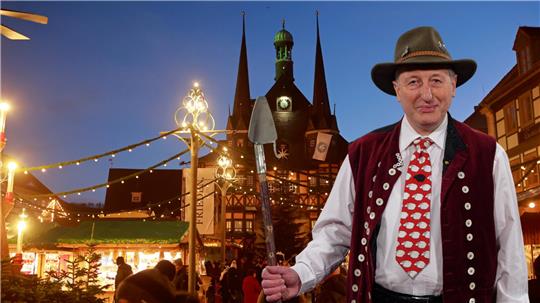 Schäfer Heinrich steht in Tracht auf dem Weihnachtsmarkt in Wernigerode.