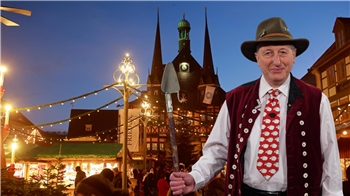 Schäfer Heinrich steht in Tracht auf dem Weihnachtsmarkt in Wernigerode.