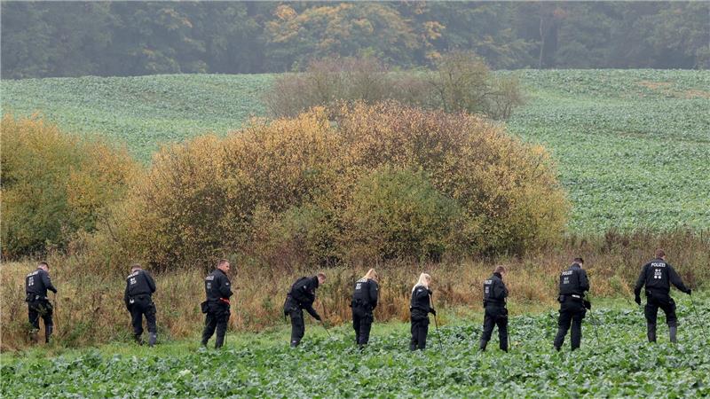 Totes Kind nahe Güstrow - Obduktionsergebnis erwartet Am Mittwoch suchte die Polizei im erweiterten Umfeld des Fundortes einer Kinderleiche nach Spuren.