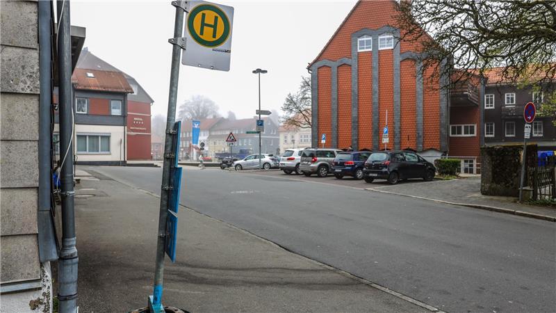 Am Mittwoch vor einer Woche wird ein Busfahrer an der Ersatzhaltestelle in der Straße Sorge mit einem länglichen Gegenstand verletzt.