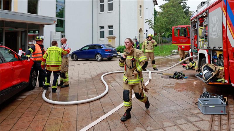 Einsatzkräfte der Feuerwehr arbeiten beim Krankenhaus Harzklinikum.