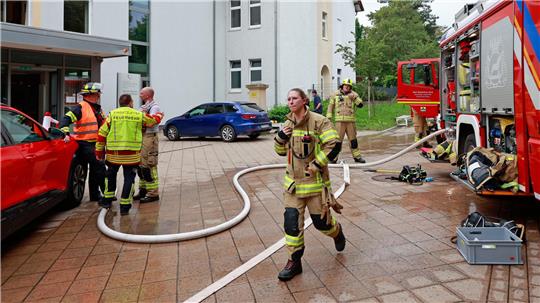 Einsatzkräfte der Feuerwehr arbeiten beim Krankenhaus Harzklinikum.
