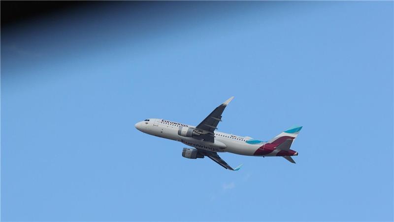 Eurowings-Flieger dreht wegen Gestank wieder um Am Mittwochabend musste ein Eurowings-Flieger kurz nach Abflug wieder zum Hamburg Airport zurückkehren. (Archivbild)