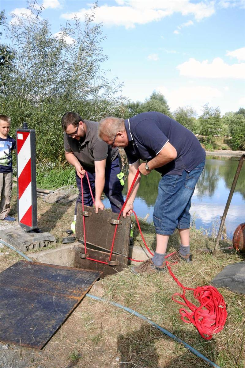 Am Mönch ziehen die Angler die Bretter, um das restliche Wasser abzulassen.