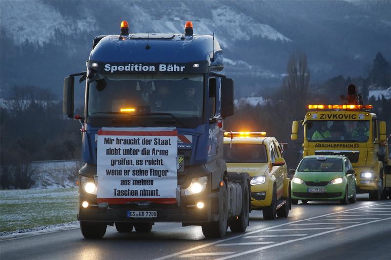 Bauernprotest: Schleichende Lkw auf der Harzautobahn A 36 Am Montag auf der B 6 in Goslar haben sich bereits Lkw am Bauernprotest beteiligt. Am Dienstag behinderten Lkw den Verkehr auf der A 36 zwischen Vienenburg und Hoym. Foto: Epping