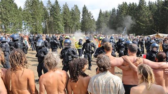 Am Montag sind Hundertschaften der Polizei vor Ort, um das Abbrennen von Feuern zu verhindern.