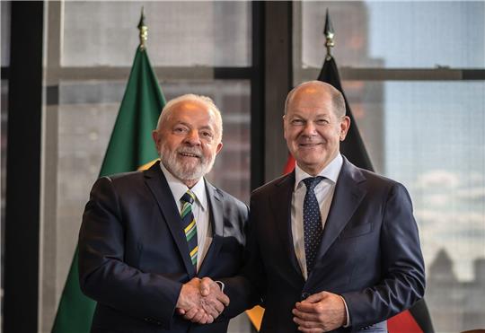 Am Montag trifft der brasilianische Präsident Luiz Inácio Lula da Silva (l) beim geplanten Deutsch-Brasilianischen Wirtschaftsforum in Berlin auf Bundeskanzler Olaf Scholz.
